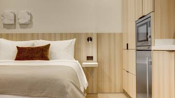 Escritorio, tabla de planchar con plancha, cuna de viaje y wifi