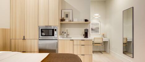 Een bureau, een strijkplank/strijkijzer, reisbedje, wifi