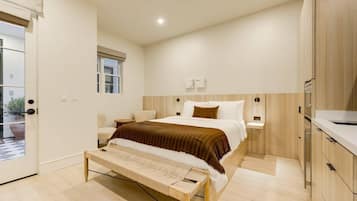 Escritorio, tabla de planchar con plancha, cuna de viaje y wifi