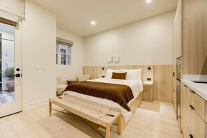 Skrivbord, strykjärn/strykbräda, resesäng och wi-fi