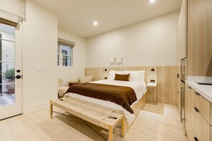 Schreibtisch, Bügeleisen/Bügelbrett, Reisekinderbett, WLAN