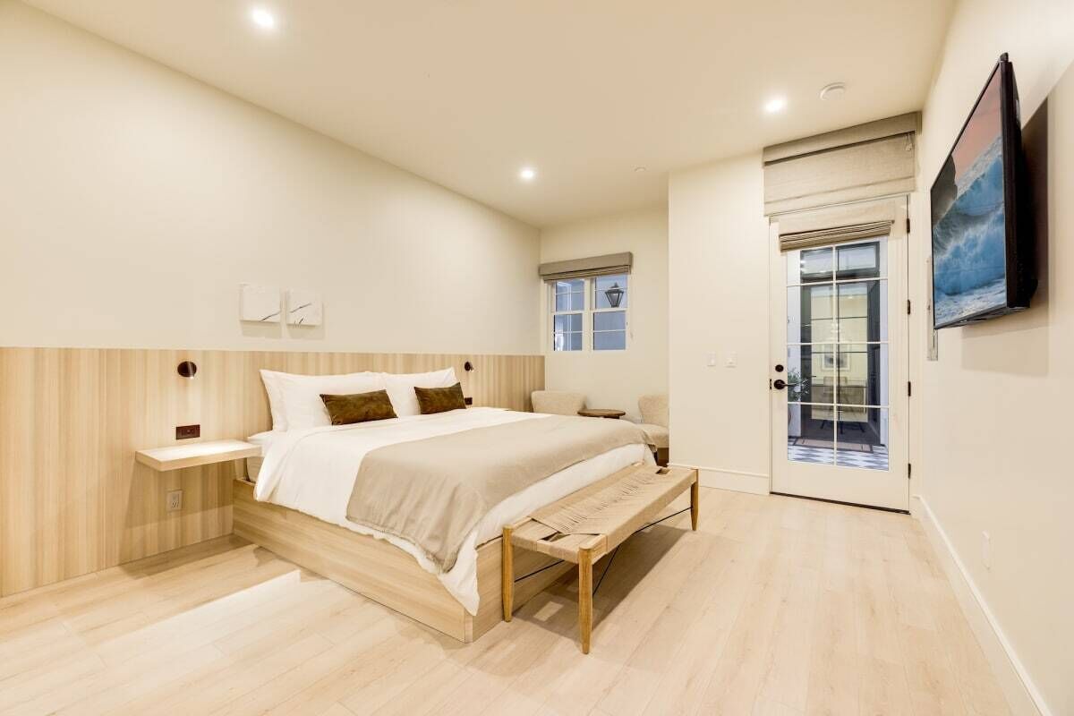 Ferros/tábuas de passar roupa, berço de viagem, Wi-Fi, roupa de cama