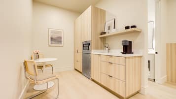 Kühlschrank, Mikrowelle, Wasserkocher mit Kaffee-/Teezubehör