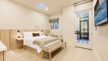 Escritorio, tabla de planchar con plancha, cuna de viaje y wifi