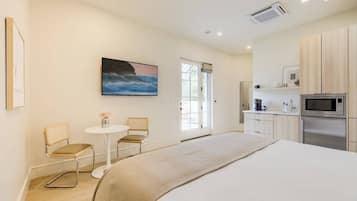 Tabla de planchar con plancha, cuna de viaje, wifi y ropa de cama