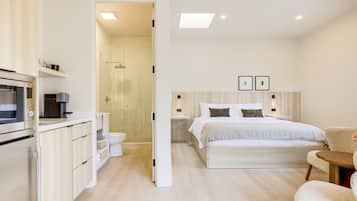 Iron/ironing board, travel crib, WiFi, bed sheets