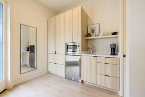 Réfrigérateur, micro-ondes, cafetière/bouilloire, bouilloire électrique