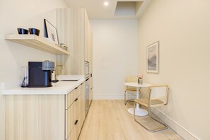 Fridge, microwave, coffee/tea maker, electric kettle - Casa De La Vina Unit 11 - Boutique Suites (Santa Barbara)