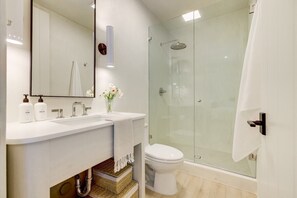 Dusche, umweltfreundliche Kosmetikartikel, Haartrockner, Handtücher