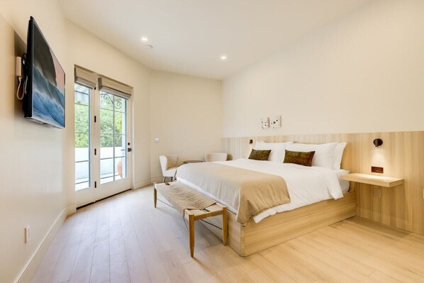 Iron/ironing board, travel crib, WiFi, bed sheets