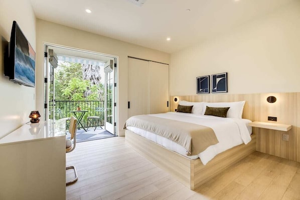 2 bedrooms, desk, iron/ironing board, travel cot - Casa De La Vina Unit 12 - Boutique Apartment (Santa Barbara)