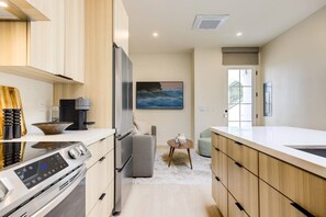 Réfrigérateur, four à micro-ondes, un four, surface de cuisson