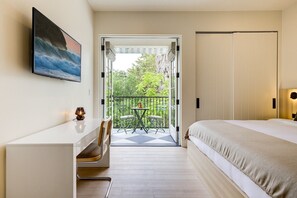 2 bedrooms, desk, iron/ironing board, travel cot - Casa De La Vina Unit 12 - Boutique Apartment (Santa Barbara)