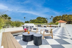 Outdoor dining - Casa De La Vina Unit 12 - Boutique Apartment (Santa Barbara)