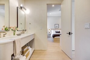 2 soverom, skrivebord, strykejern/-brett og reiseseng for barn