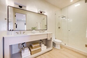 Dusche, umweltfreundliche Kosmetikartikel, Haartrockner, Handtücher