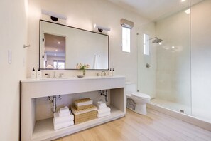 Dusche, umweltfreundliche Kosmetikartikel, Haartrockner, Handtücher