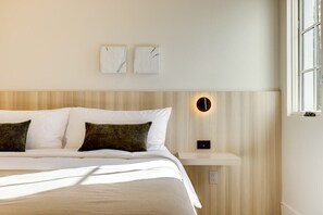 2 habitaciones, escritorio y tabla de planchar con plancha 
