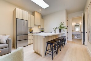 Interior - Casa De La Vina Unit 15 - Boutique Apartments (Santa Barbara)