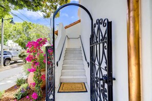 Property grounds - Casa De La Vina Unit 15 - Boutique Apartments (Santa Barbara)