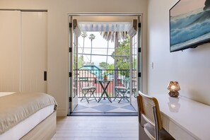 2 habitaciones, escritorio y tabla de planchar con plancha 
