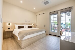 2 habitaciones, escritorio y tabla de planchar con plancha 