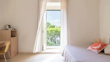 Una cassaforte in camera, una scrivania, tende oscuranti, Wi-Fi gratuito