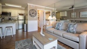 Een moderne keuken met witte kasten, roestvrijstalen apparatuur en een centraal eiland.