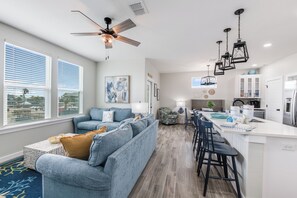 TV - Rooftop deck, private pool, walk to the beach! (Port Aransas)