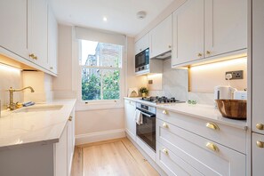 Apartment (1 Bedroom) | Private kitchen | Fridge, microwave, oven, coffee/tea maker