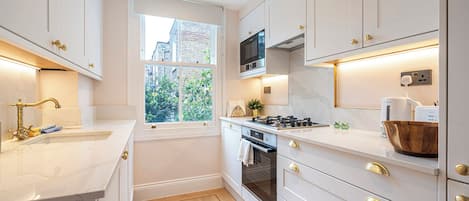 Appartement (1 Bedroom) | Privékeuken | Een koelkast, een magnetron, een oven, een koffiezetapparaat/waterkoker