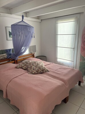 1 Schlafzimmer, Schreibtisch, Bettwäsche