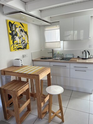 Fridge, stovetop, coffee/tea maker, electric kettle - Bright and friendly bungalow in a naturist beach vacation village in Corsica (Linguizzetta)