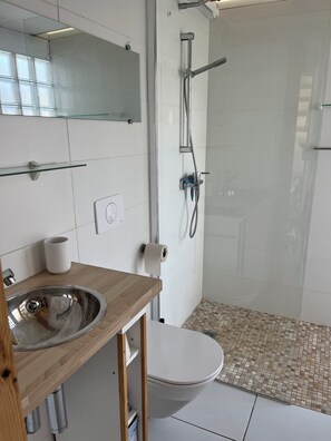 Dusche, Haartrockner, Handtücher, Toilettenpapier