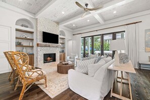 Smart TV, fireplace, ping pong, books - Sleeps 25! Oasis w Playhouse, Pool, LSV/golf cart, 6 Bikes, Walk to Beach in Seagrove! (Santa Rosa Beach)