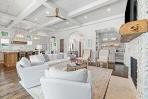 TV connectée, cheminée, table de tennis de table, livres