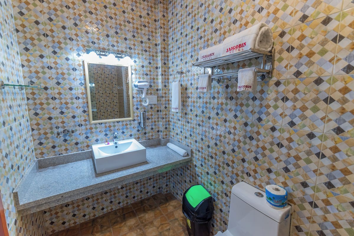 Comfort Studio Suite, 1 King Bed, Balcony, City View | Bathroom | Shower, free toiletries, towels