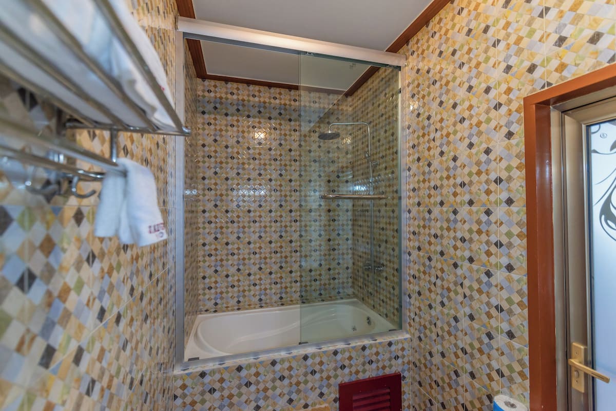 Shower, free toiletries, towels