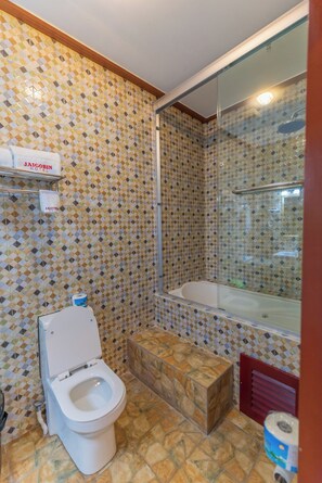 Caja de seguridad en la habitación y escritorio