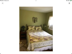 2 bedrooms, iron/ironing board, free WiFi, bed sheets - country charm cottage in a quiet neighborhood. easy access.  (Franklin)