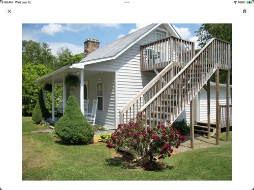 country charm cottage in a quiet neighborhood. easy access.