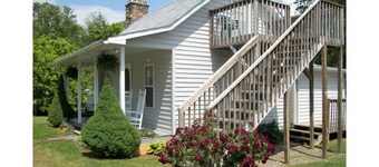 country charm cottage in a quiet neighborhood. easy access. 