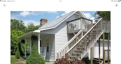 country charm cottage in a quiet neighborhood. easy access.