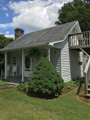 Exterior - country charm cottage in a quiet neighborhood. easy access.  (Franklin)