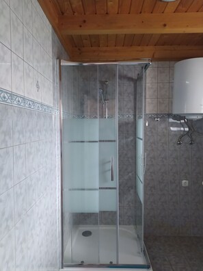 Haartrockner, Handtücher, Toilettenpapier