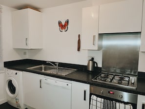 House | Private kitchen | Fridge, microwave, oven, stovetop - Cozy Windmill House in Smethwick (Smethwick)