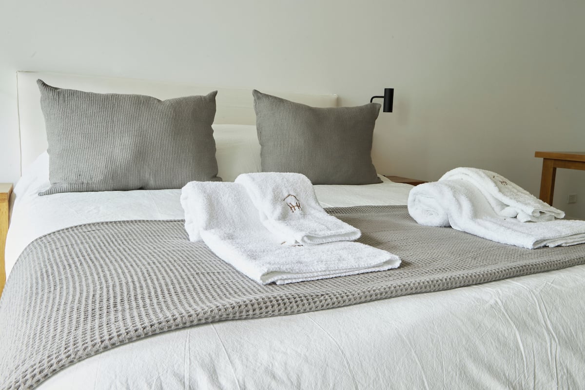 Apartemen (7D) | 1 kamar tidur, brankas, tirai kedap cahaya, dan setrika/meja setrika