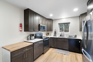 Frigorífic, microones, forn i placa de cuina 