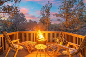 A deck with a fire pit, wooden chairs, and a table. - Scenic Sedona Getaway Casita - 5 minutes to Chapel, Cathedral Rock (Sedona)