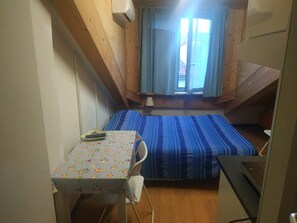 1 slaapkamer, een strijkplank/strijkijzer, wifi, beddengoed